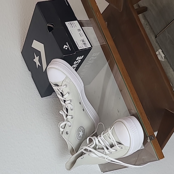 NIB Converse cream leather high top platform sneakers size 10 - Picture 1 of 13